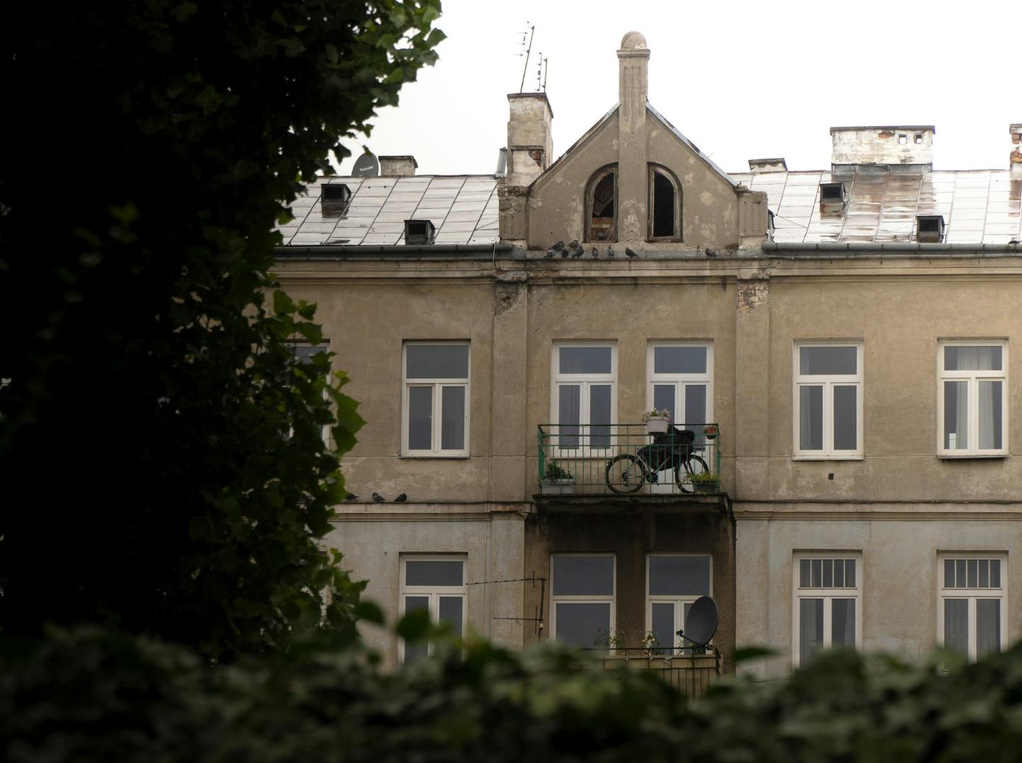 Rower na balkonie poza sezonem