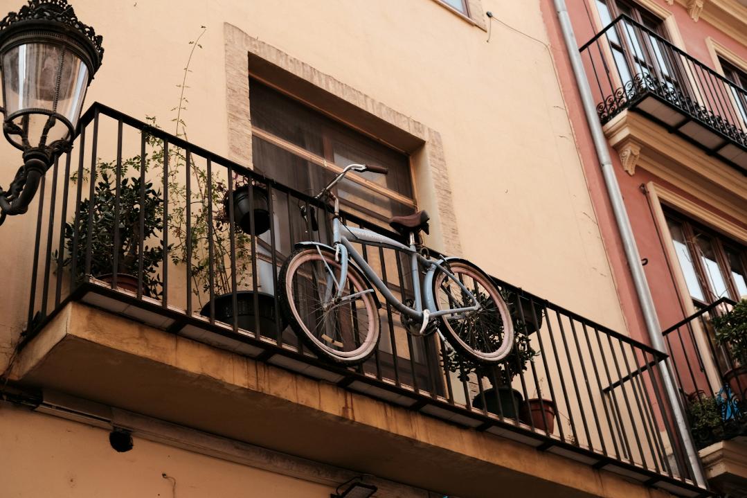 Jak zabezpieczać rower na balkonie?