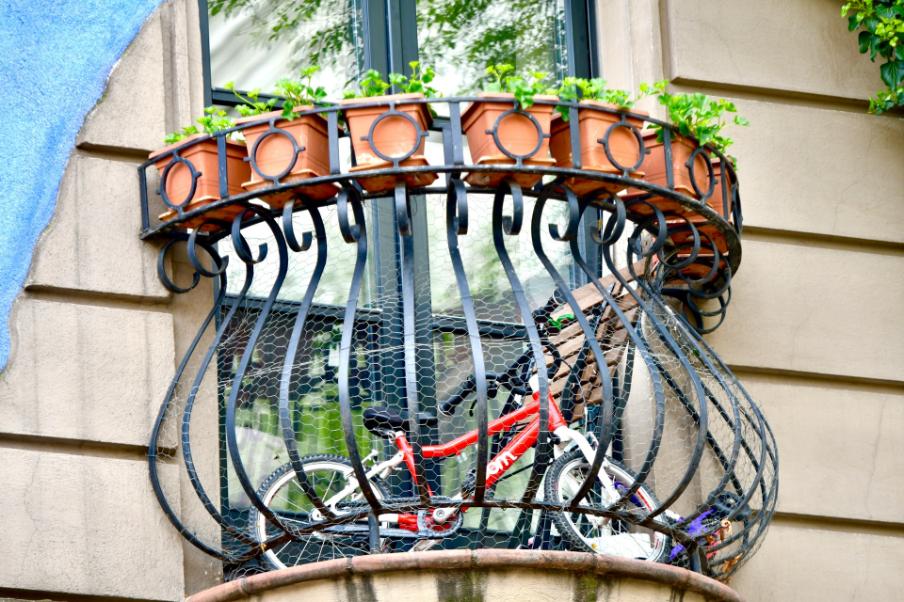 Zabezpieczanie roweru na balkonie